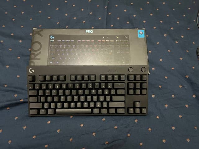 механическая клавиатура Logitech G PRO X, игровые коврики Varmilo