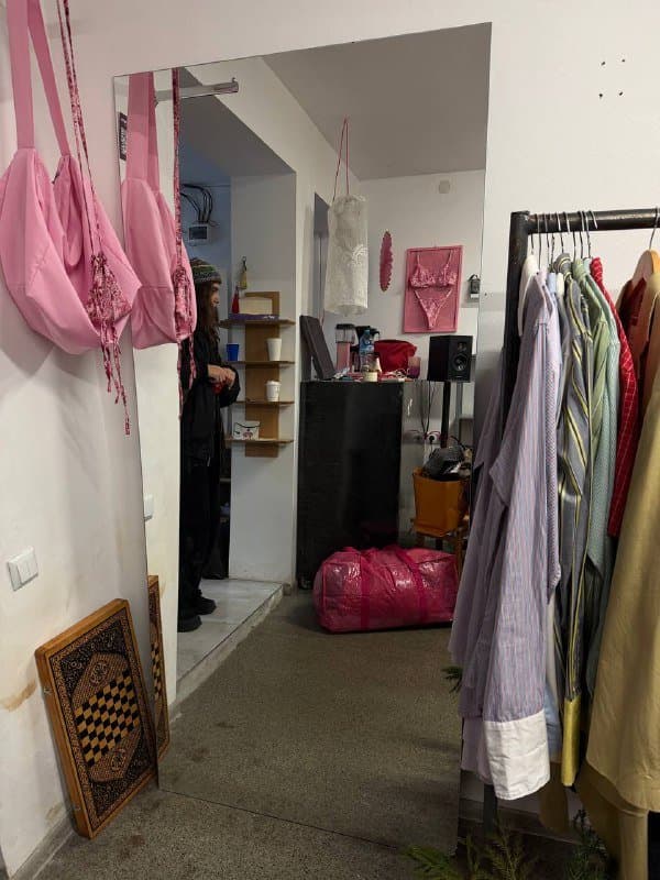 Два больших зеркала с небольшим сколом