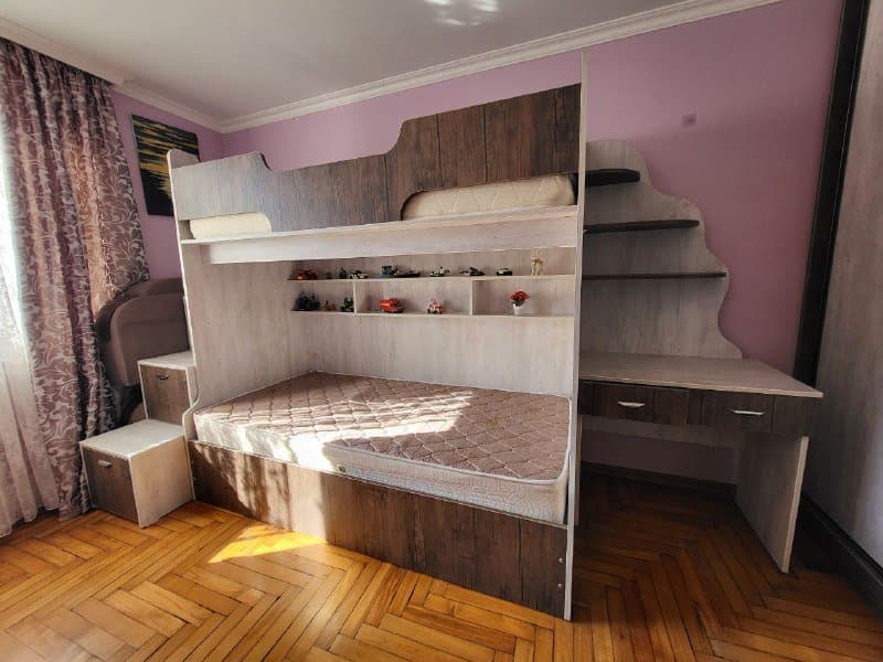 Двухъярусная кровать с матрасами