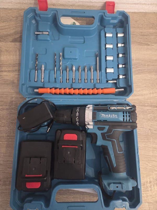 Шуруповёрт Makita с 2 аккумуляторами, битами и сверлами 2