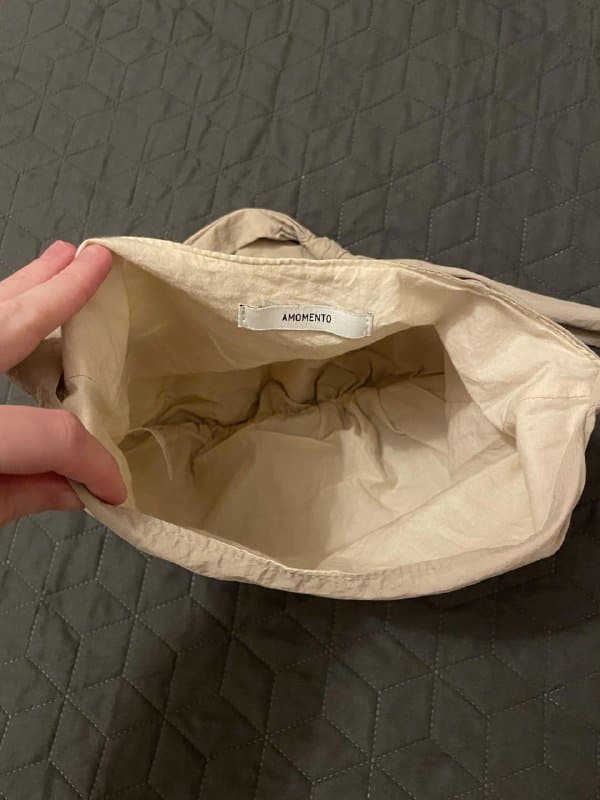 Гирлянда Jysk, бежевая сумка Amomento, тональный крем Glossier 6