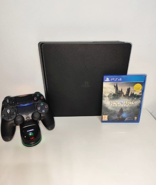 PlayStation 4 Slim 1TB, 2 геймпада, док-станция, игра Hogwarts Legacy