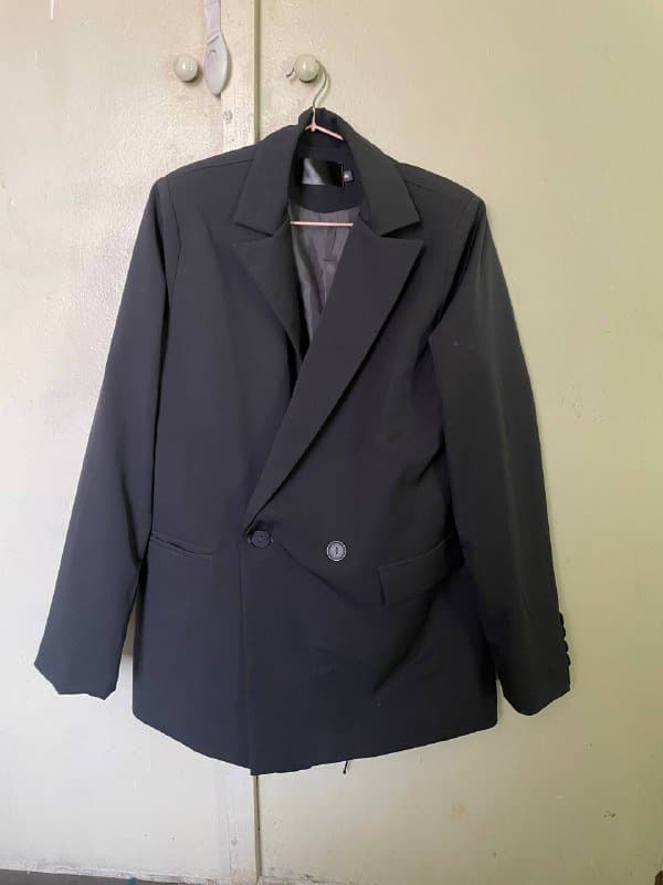 Куртка кожаная, жилетка бордовая, женский костюм серый 5