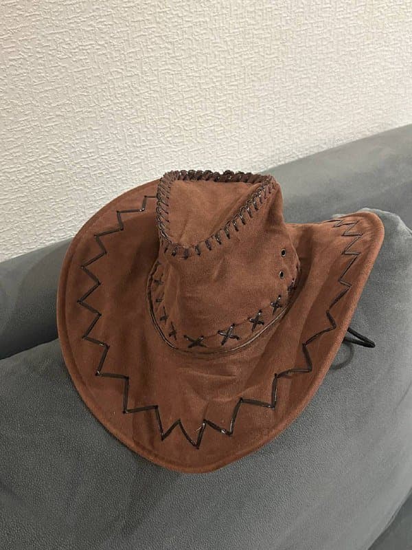 кейс для покера, прозрачное платье, платье с длинным рукавом, ковбойская шляпа, зимняя шапка, зимняя куртка 5