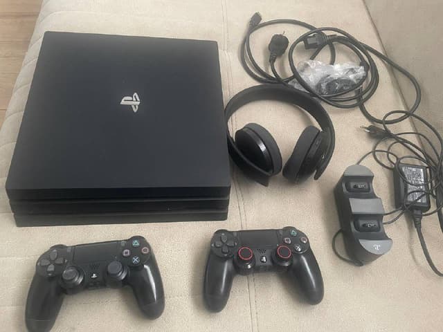 PlayStation 4 Pro, 2 джойстика, наушники, беспроводная зарядка