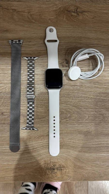 Apple Watch SE 2 44 мм с браслетами и защитой дисплея 1