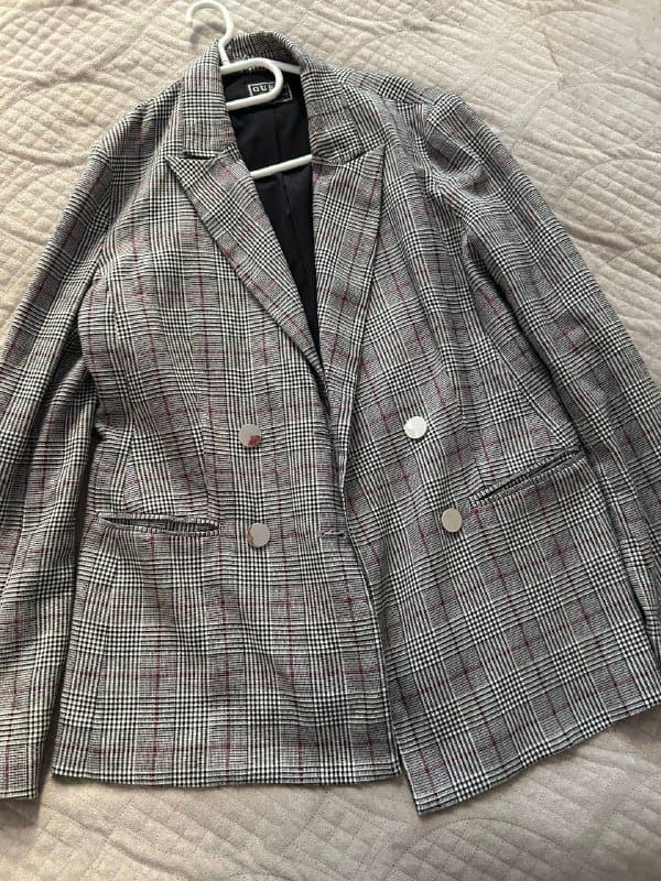 Пиджак Guess, тренч, комплект кофта и майка, юбка, свитер, кожаные штаны Zara, брюки Манго, толстовка Nike, черное платье Bershka, синие штанцы