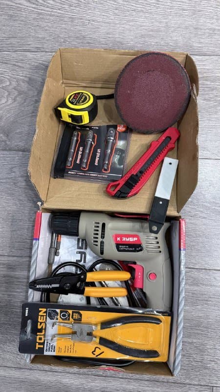 набор инструментов с дрелью и аксессуарами