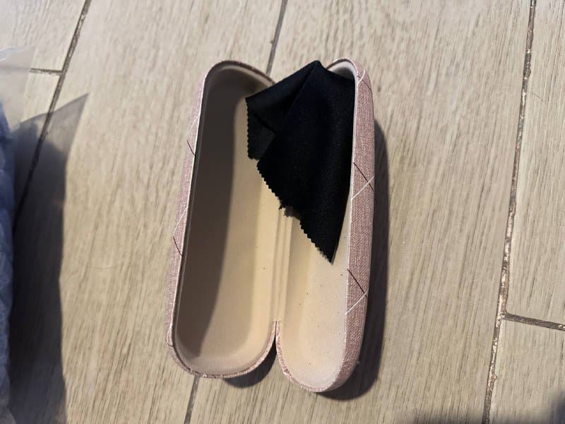 Книги, приспособление для мытья окон, надувной матрас, одноразовые шапочки, футляр для очков, магниты алфавиты и цифры, фартук 6