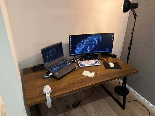 Стол деревянный, лампа напольная, кольцевая лампа, кресло кожаное и компьютерное, тумбочка, автокормушка и автопоилка для кошек, монитор, зеркало в полный рост