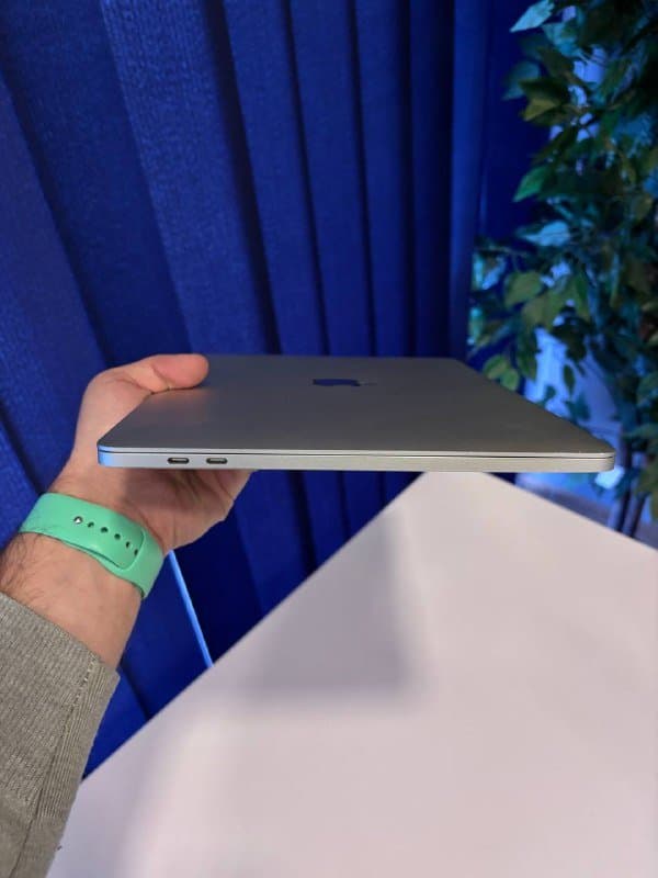 Macbook Pro 2020 i5 16GB 256GB 6