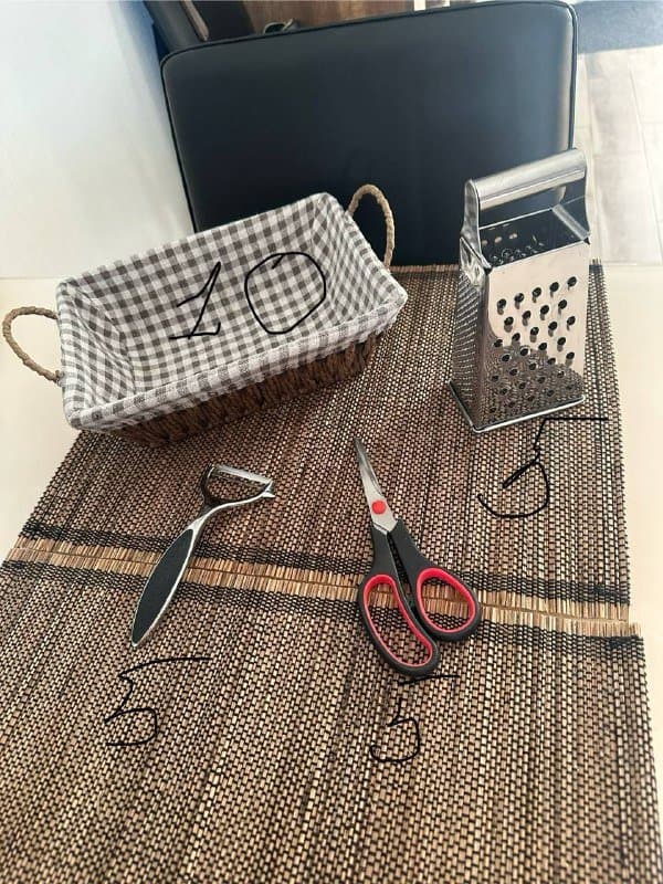 Коврики, корзина, ножницы, вешалки, жакеты, шапка, тарелки, весы 2