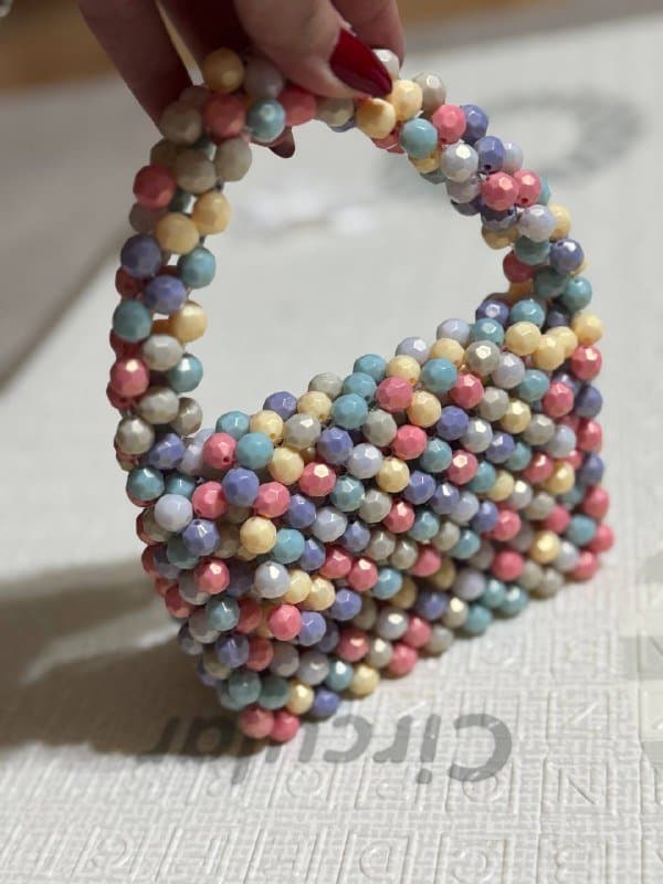 Сумки из бусин разноцветная, черная, белая с голубым, черная в полоску