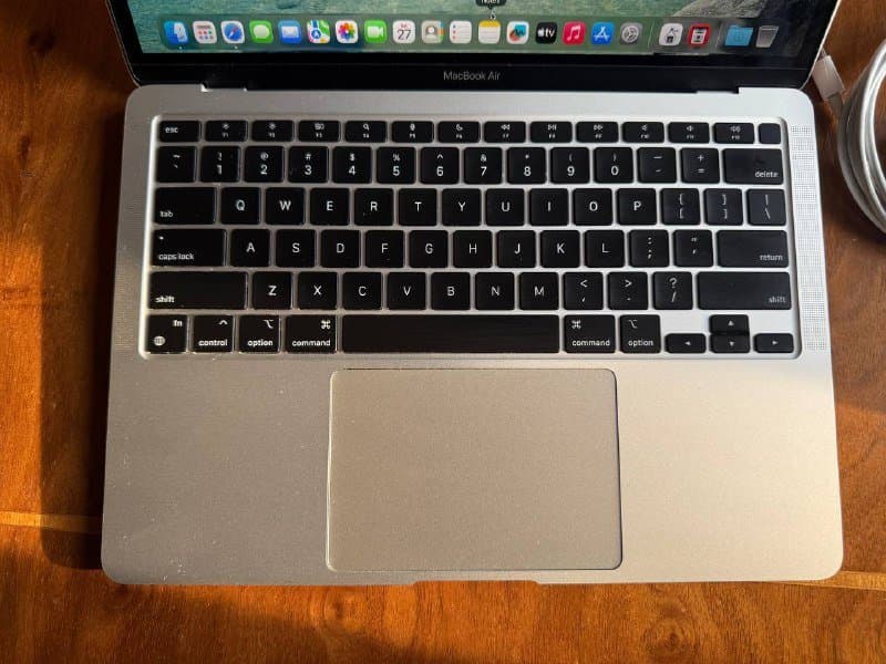 MacBook Air M1 8GB 256GB с зарядкой и кабелем 4