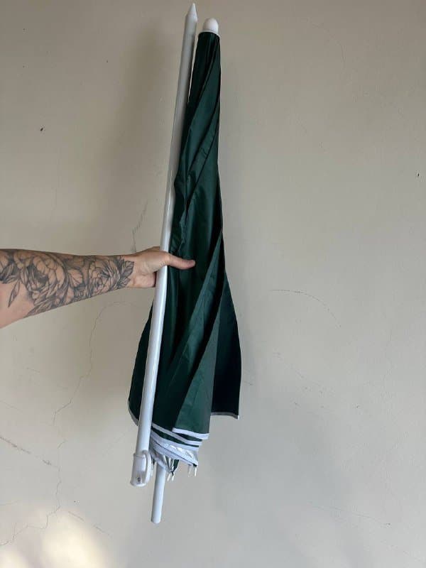 Пластиковый столик, 3 раскладных стульчика, пляжный зонт