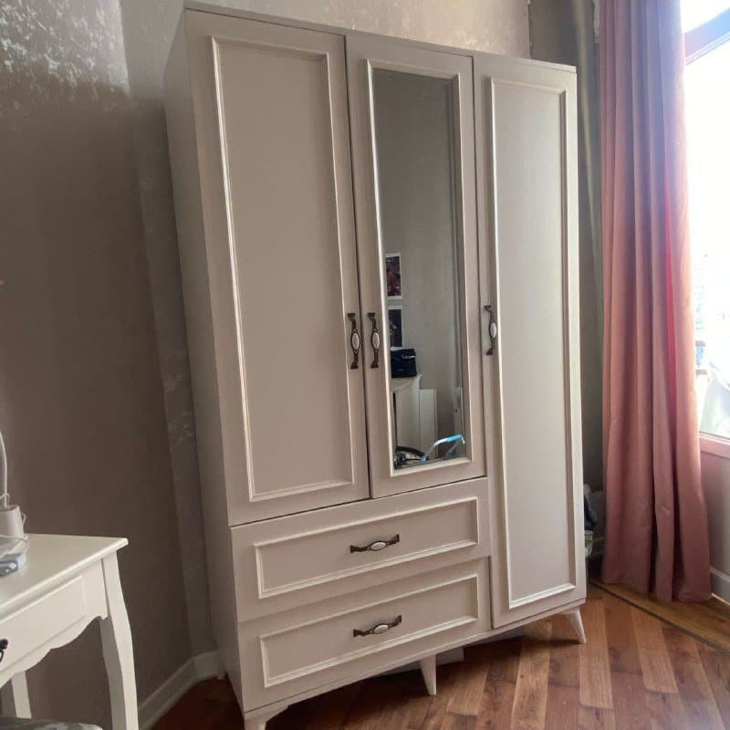 Шкаф с зеркалом и ящиками