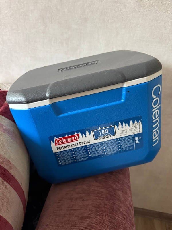 Летний холодильник Coleman с одноразовой посудой