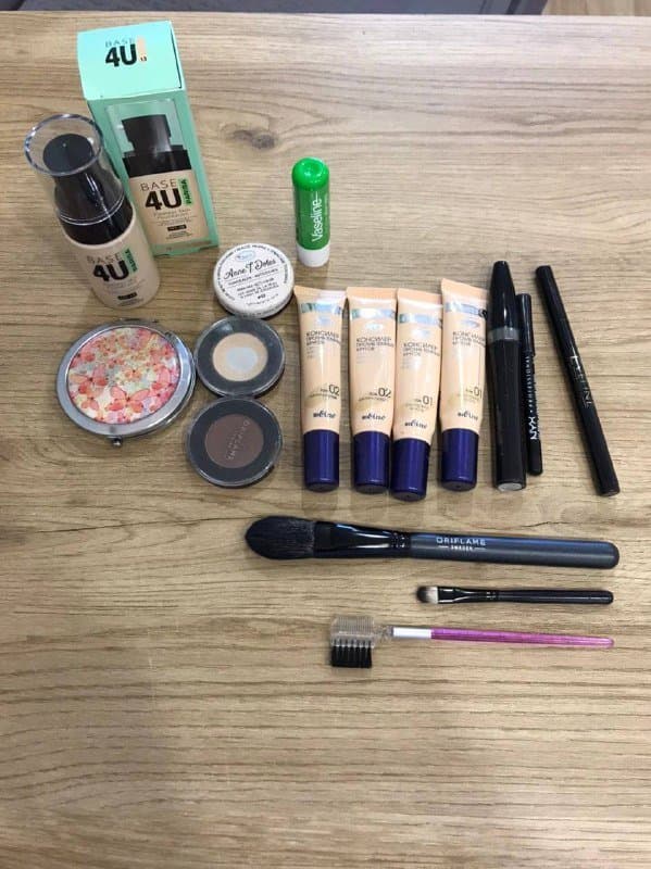 Набор косметики и кисти для макияжа 3