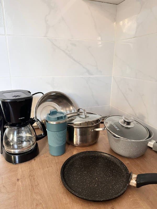 Кофеварка, термос кружка, блинная сковородка, кастрюли, миска металлическая