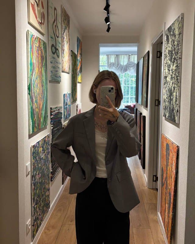 Топ белый, Штаны бежевые, Джинсовый комбинезон, Худи, Рубашка, Блуза, Розовый топ, Укороченная рубашка, Серый кардиган, Серый пиджак 10