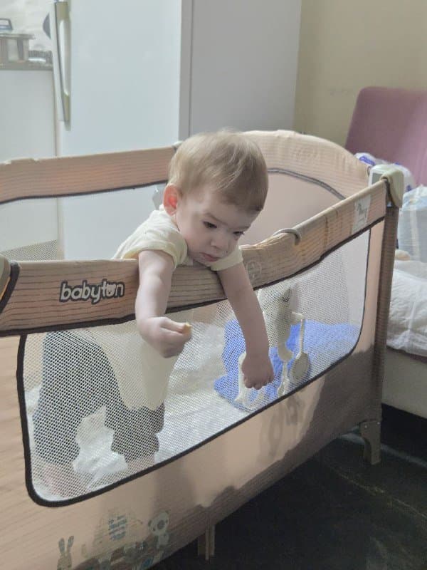 Кровать-манеж с матрасом и наволочкой