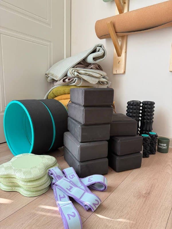 Инвентарь для йоги, массажный стол