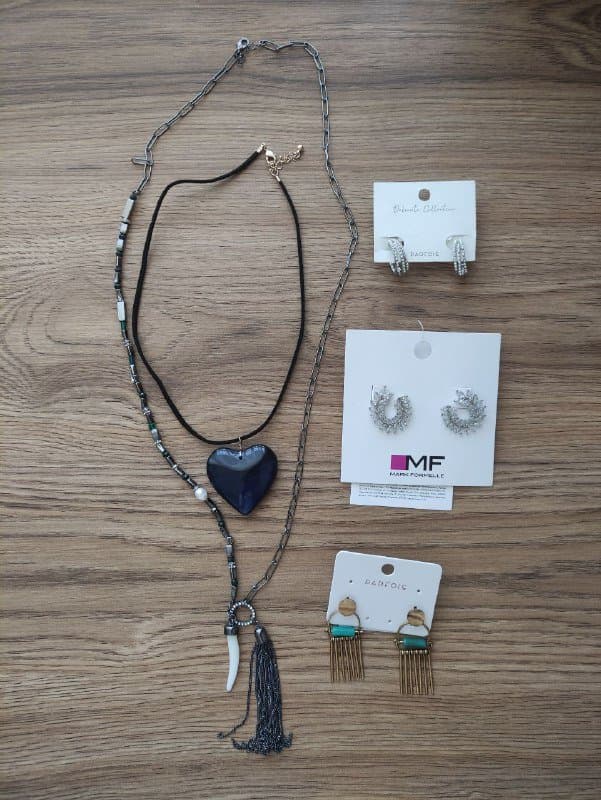 Набор украшений: цепочки, серьги