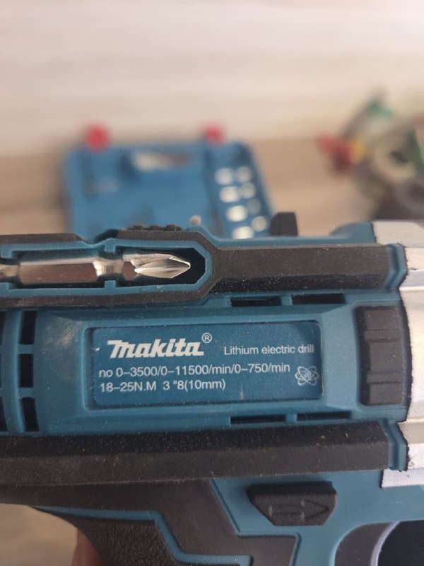 Шуруповёрт Makita с 2 аккумуляторами, битами и сверлами 3