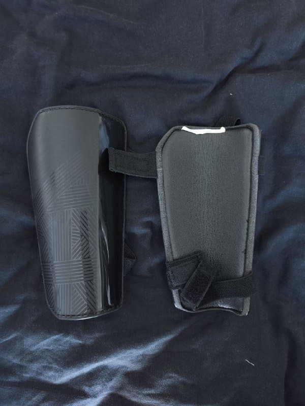 Футбольная защита Kipsta на голени