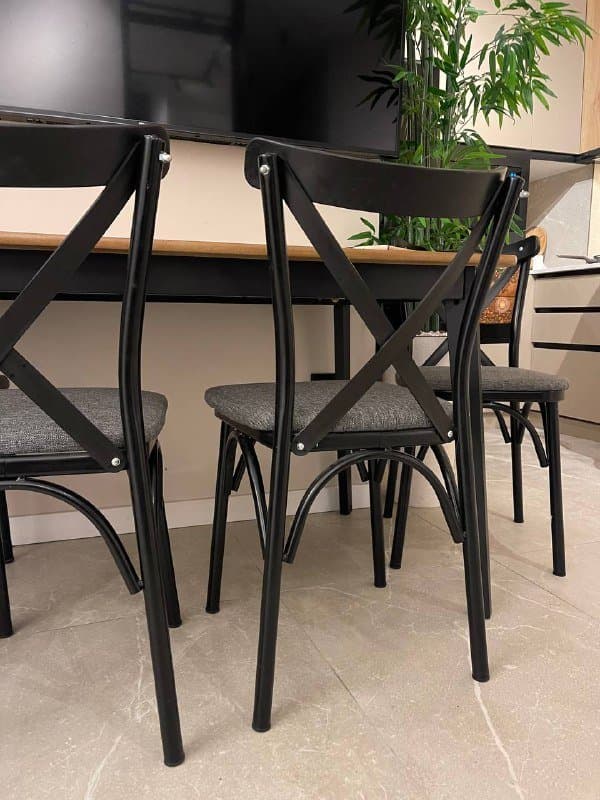 4 стула, стол 1,30 на 80