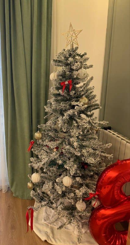 Заснеженная елка со встроенной гирляндой