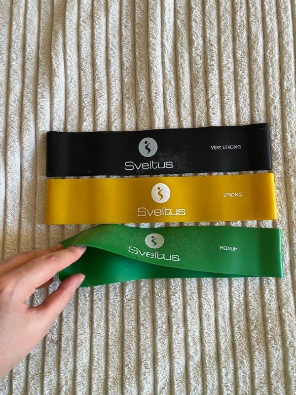 Штатив, отражающее стекло, штора, фитнес резинки, держатель, бигуди, бумага, краски, шнурки, шляпа 4