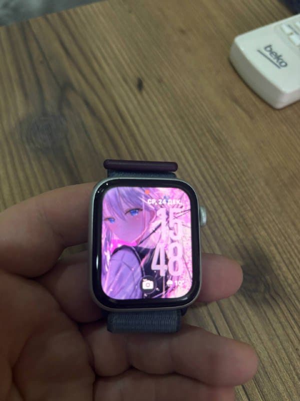 Apple Watch SE 2023, чехол-ремешок Spigen, зарядки 1