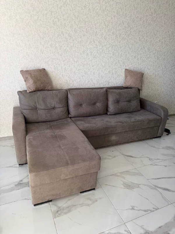 диван, стиральная машина, стол и стулья