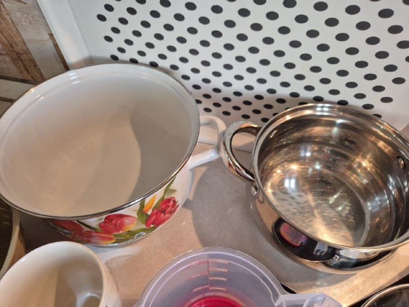 Вещи и посуда для дома: кастрюли, сковорода, венчик, бокалы, поднос, мерный стакан, терка, пластиковые миски, кружка, кассеты для швабры 3