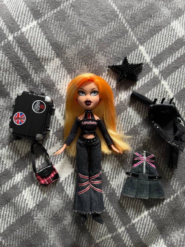 куколка Bratz Chloe Pretty N Punk 2023 с аксессуарами