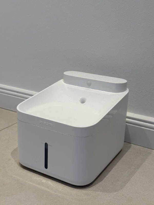 Стол деревянный, лампа напольная, кольцевая лампа, кресло кожаное и компьютерное, тумбочка, автокормушка и автопоилка для кошек, монитор, зеркало в полный рост 8