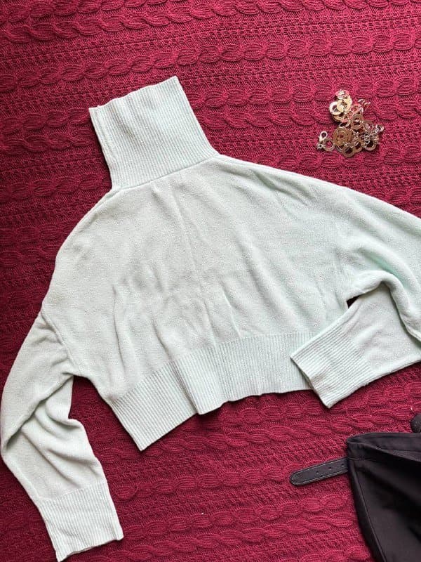 Пиджак серый, кофта бирюзовая, платье кожаное, юбка бордовая 3