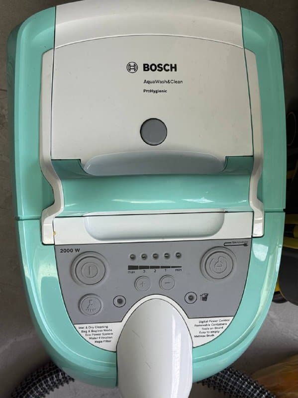 Моющий пылесос Bosch AquaWash&Clean