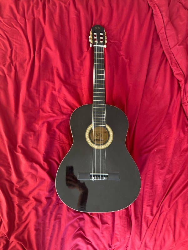 Классическая гитара с нейлоновыми струнами