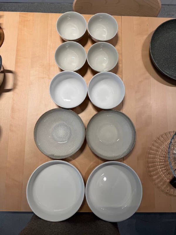 набор посуды, кастрюли, тарелки, чашки 5