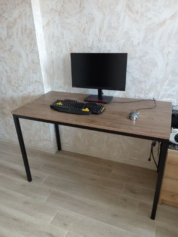 Стол на металлокаркасе