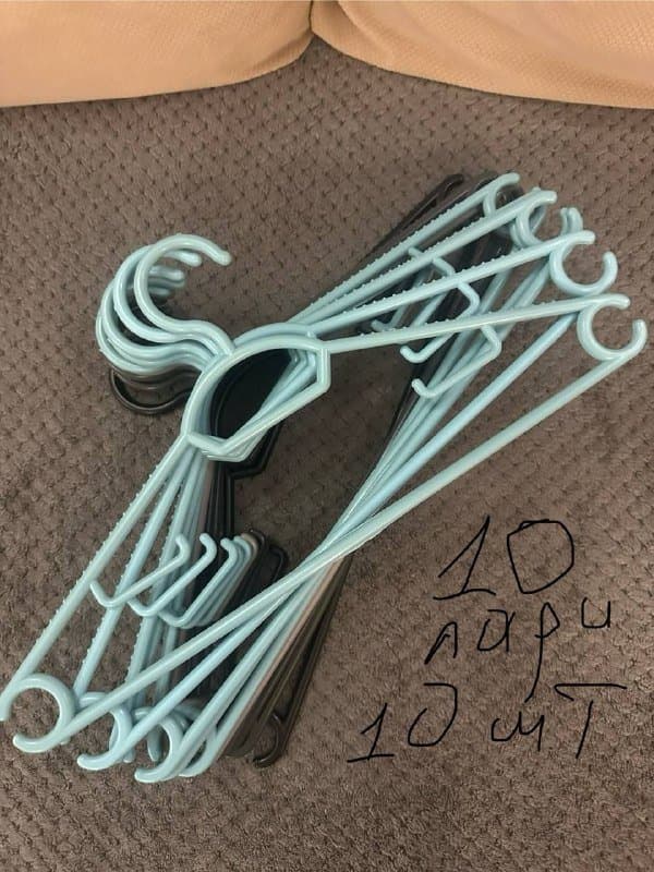 Коврики, корзина, ножницы, вешалки, жакеты, шапка, тарелки, весы 10