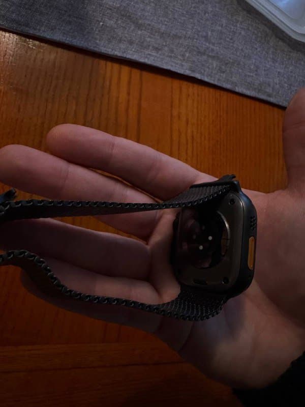 Apple Watch Ultra 2 с металлическим ремешком и зарядкой 3