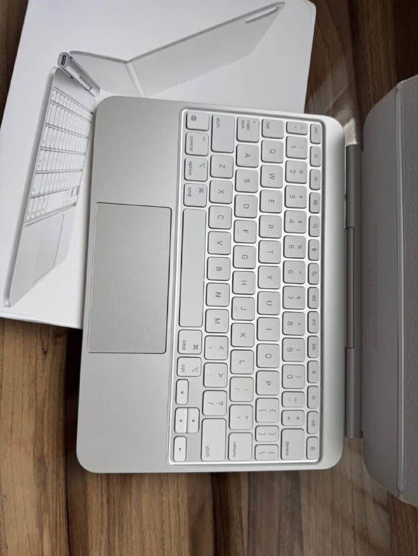 MacBook Pro 2018 i9 16 gb 500 SSD with charger, Logitech keyboard, Magic Keyboard for iPad Pro 11 1