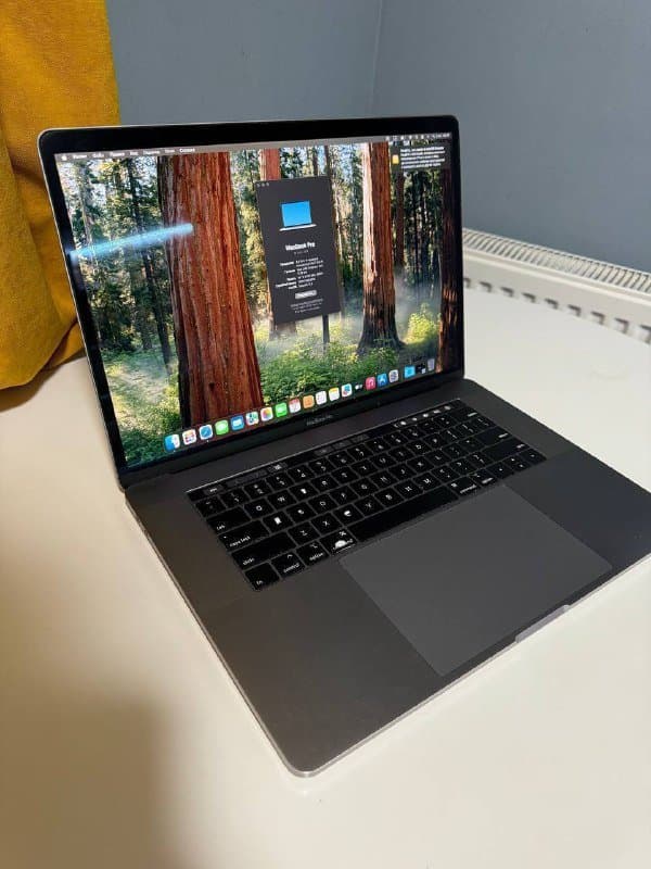 MacBook Pro 2018 i9 16 gb 500 SSD with charger, Logitech keyboard, Magic Keyboard for iPad Pro 11 8