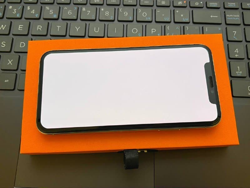 iPhone X 64 ГБ белый 6