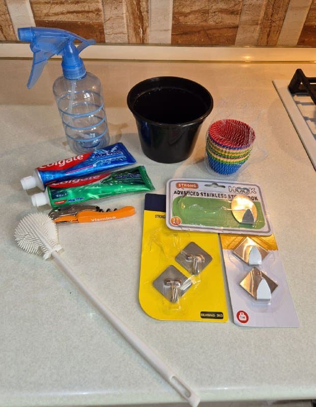 Вещи и посуда для дома: кастрюли, сковорода, венчик, бокалы, поднос, мерный стакан, терка, пластиковые миски, кружка, кассеты для швабры 9