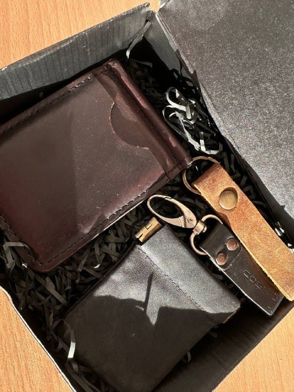 Набор кожаных изделий, очки