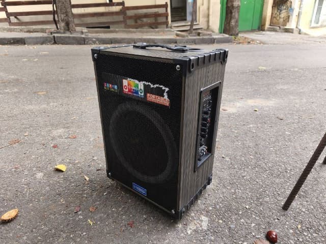 Колонка со встроенным аккумулятором, 2 микрофона